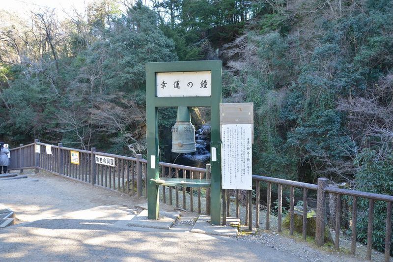 19亀岩の洞窟.jpg